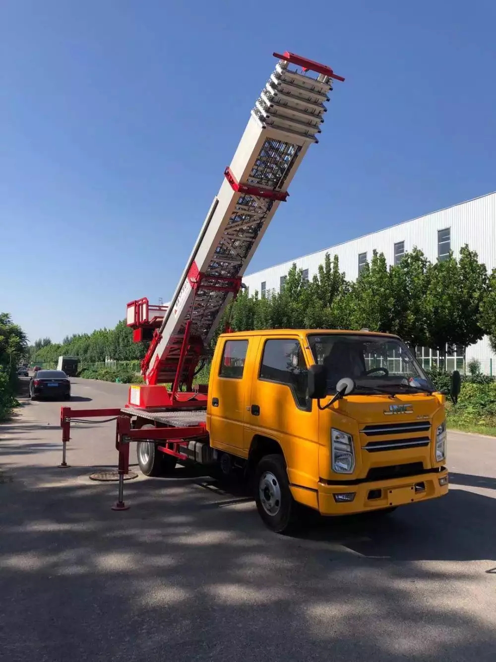 迁西县附近的云梯车出租服务：轻松解决高空作业需求